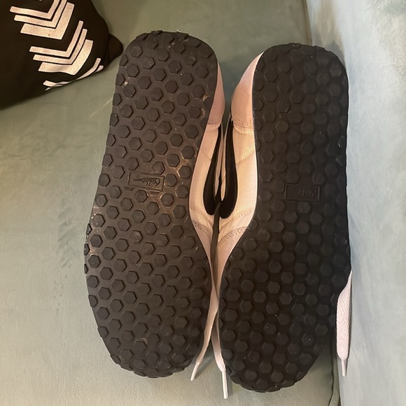 Retro Nikes - Picture 4 of 4